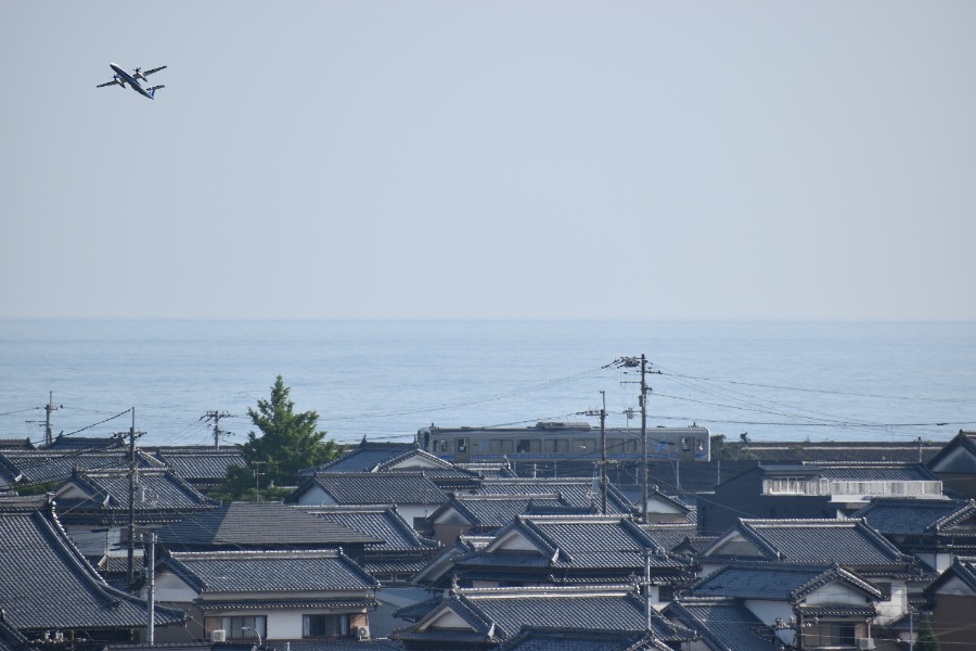 太平洋と空港を飛び立つ飛行機のコラージュ